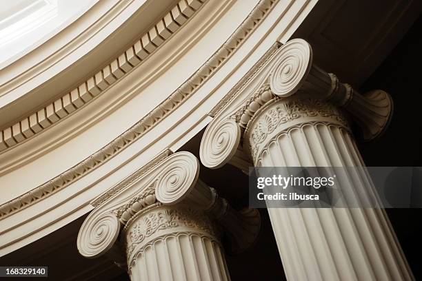 coluna de capital - dórico imagens e fotografias de stock