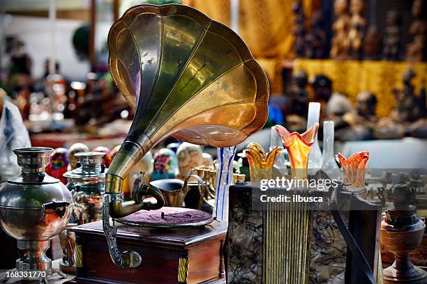 flea market - antigüedades fotografías e imágenes de stock