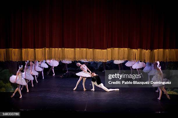 Dancers Nataliya Kungurtseva and Alexander Butrimovich of the Classical Russian Ballet perform during a rehearsal of 'Swan Lake' at Nuevo Apolo...