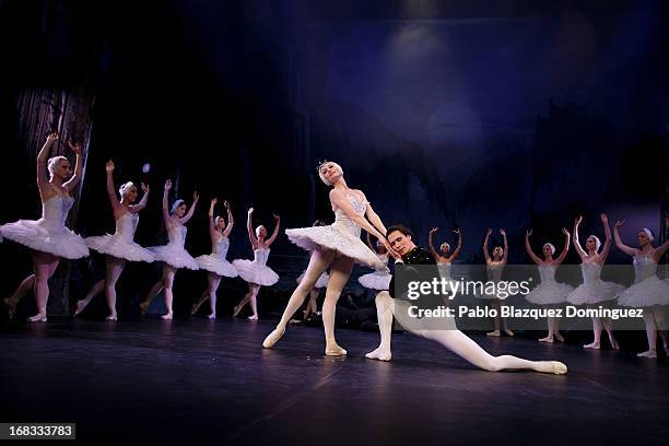 Dancers Nataliya Kungurtseva and Alexander Butrimovich of the Classical Russian Ballet perform during a rehearsal of 'Swan Lake' at Nuevo Apolo...