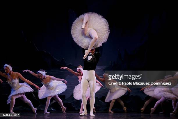 Dancers Nataliya Kungurtseva and Alexander Butrimovich of the Classical Russian Ballet perform during a rehearsal of 'Swan Lake' at Nuevo Apolo...