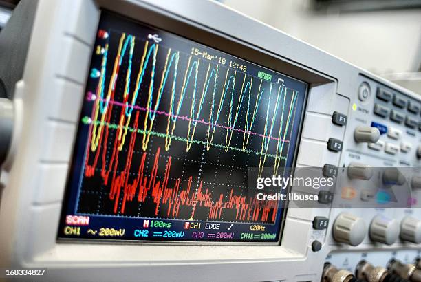 monitoring vibration on oscilloscope - oscilloscope lab stock pictures, royalty-free photos & images