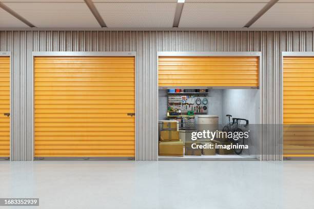 interno della struttura di self-storage con strumenti - scompartimento di immagazzinaggio foto e immagini stock
