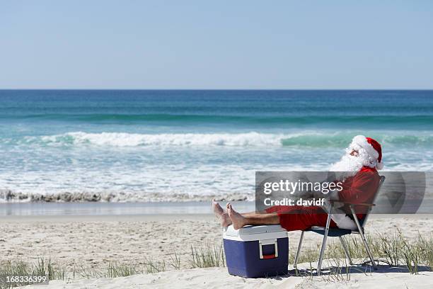 santa on the beach - christmas summer stockfoto's en -beelden