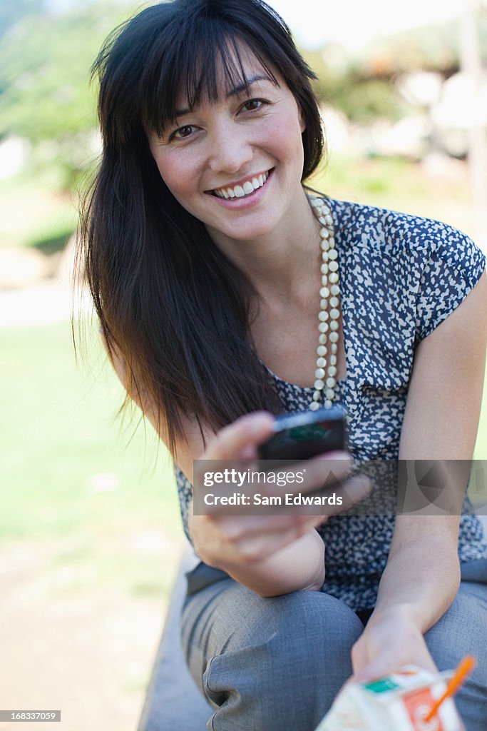 Mulher de Negócios usando telefone celular ao ar livre