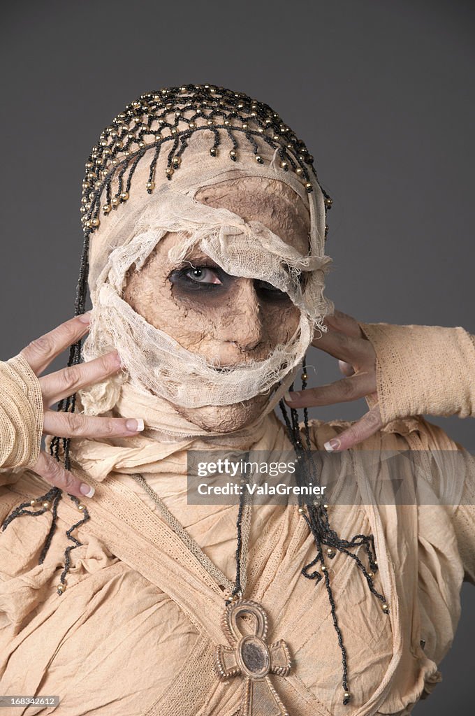 De múmias egípcias tocando bandaged rosto