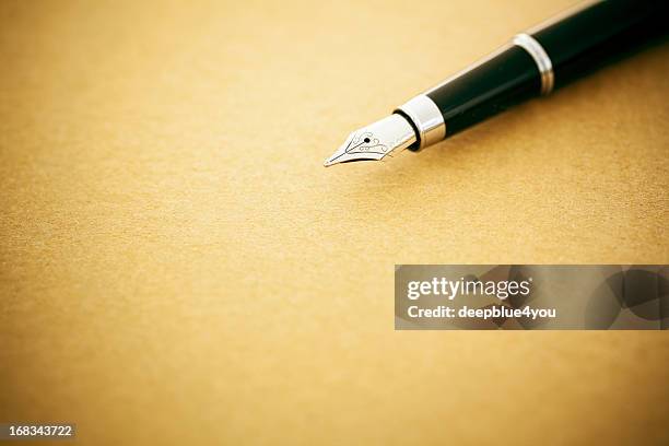elegante caneta-tinteiro em papel velho vazio - pena de escrever imagens e fotografias de stock