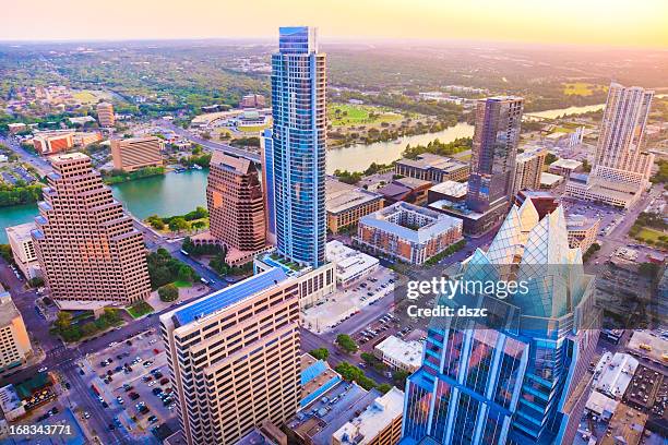 austin texas skyline bei sonnenuntergang vom helikopter - austin stock-fotos und bilder