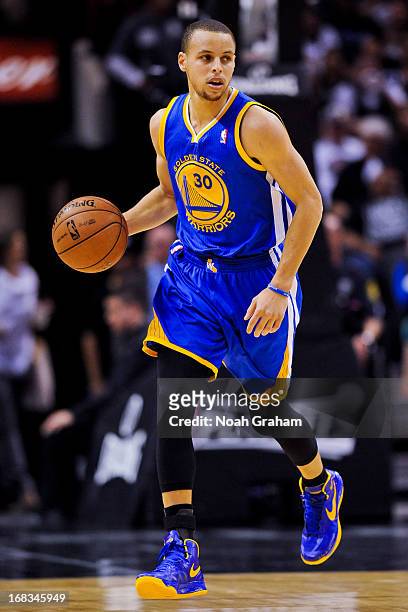 Stephen Curry of the Golden State Warriors advances the ball against the San Antonio Spurs in Game Two of the Western Conference Semifinals during...