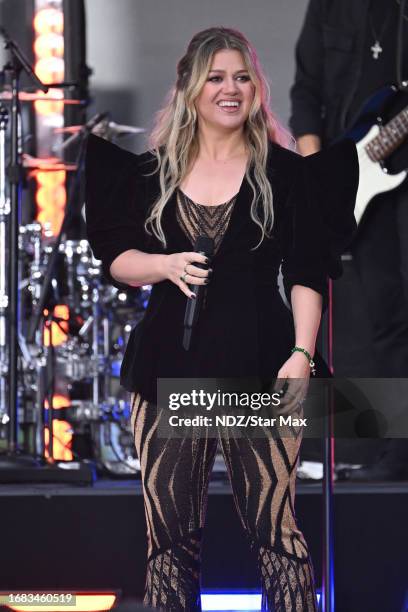 637 Kelly Clarkson Live In Concert Stock Photos High Res Pictures And 637-kelly-clarkson-live-in-concert-stock-photos-high-res-pictures-and