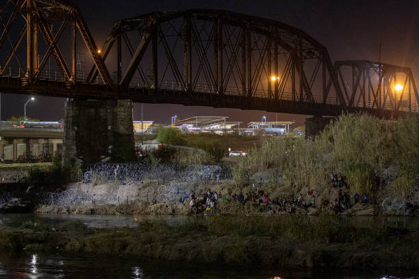 MEX: Eagle Pass Declares Emergency As Thousands Of Migrants Cross US Border From Mexico
