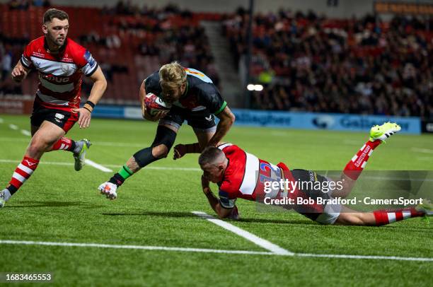 Harlequins' Tyrone Green in action during the Premiership Rugby Cup Round 3 Pool A match between Gloucester Rugby and Harlequins at Kingsholm Stadium...