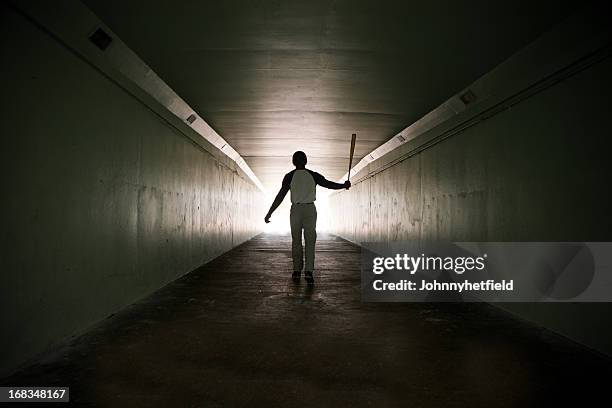 jugador de béisbol pasos con el bat - túnel fotografías e imágenes de stock