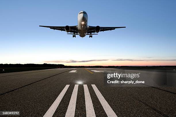 xxl-jet passagierflugzeug landung - flugfeld stock-fotos und bilder