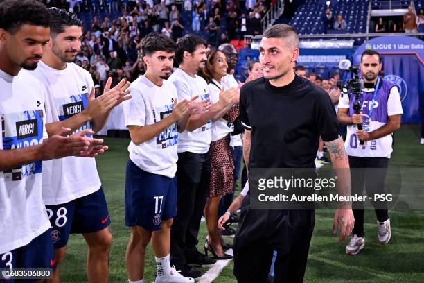 Marco Verratti arrives on the pitch welcomed by his former teammates for his farewell ceremony before the Ligue 1 Uber Eats match between Paris...