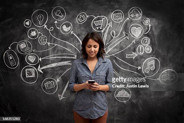 girl on phone with social media chalkboard - comodità foto e immagini stock