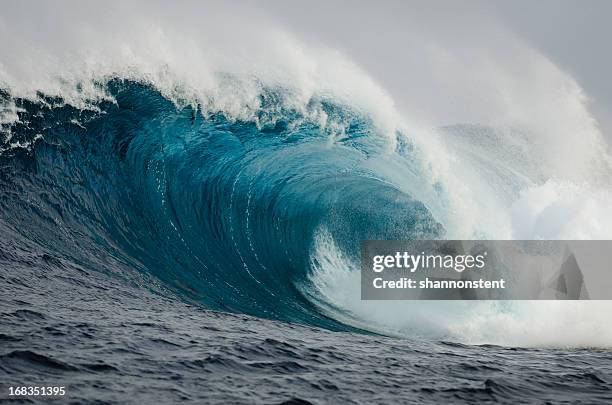 barrelling onda - tsunami fotografías e imágenes de stock
