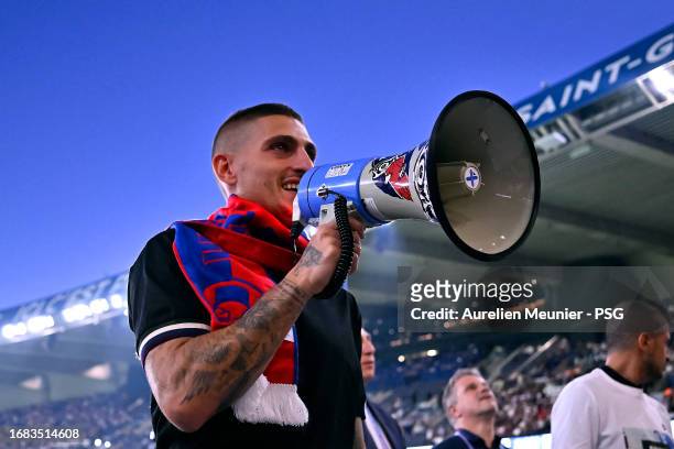 Marco Verratti addresses the fans during his farewell ceremony before the Ligue 1 Uber Eats match between Paris Saint-Germain and OGC Nice at Parc...