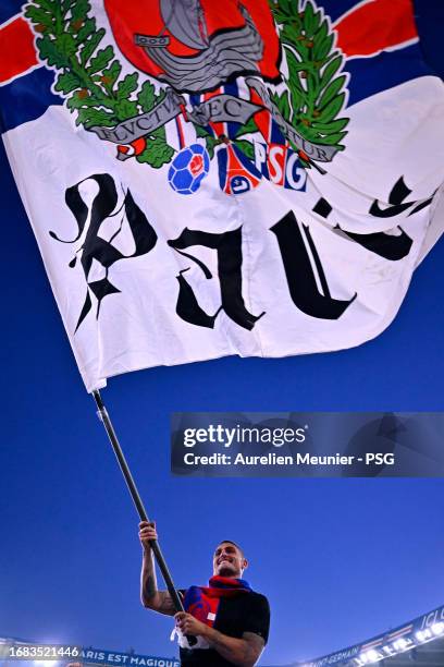 Marco Verratti waves a flag during his farewell ceremony before the Ligue 1 Uber Eats match between Paris Saint-Germain and OGC Nice at Parc des...