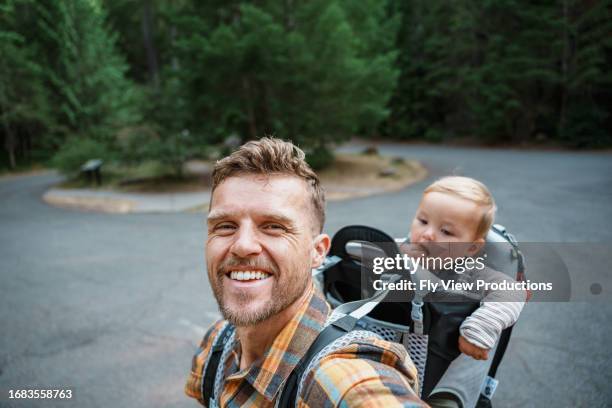 handsome man hiking with his one year old son - 39 year old stockfoto's en -beelden