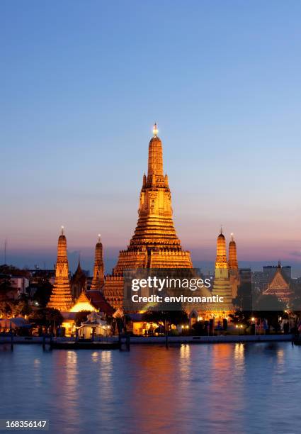 wat arun (tempel der morgenröte), bangkok, thailand. - bangkok stock-fotos und bilder