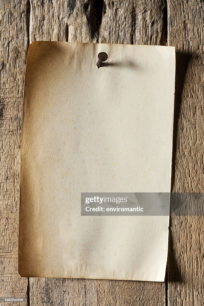 Vieux papier à crampons pour une planche en bois vieilli.