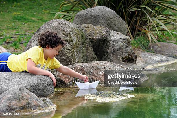 papier-boote - paper boat stock-fotos und bilder