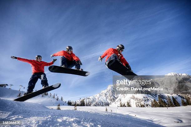 snowboarder dans midair - long jump photos et images de collection