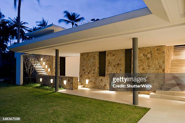 villa walkway - verlicht stockfoto's en -beelden
