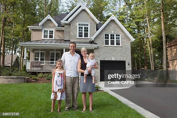 família feliz com chave da nova casa - family front door imagens e fotografias de stock