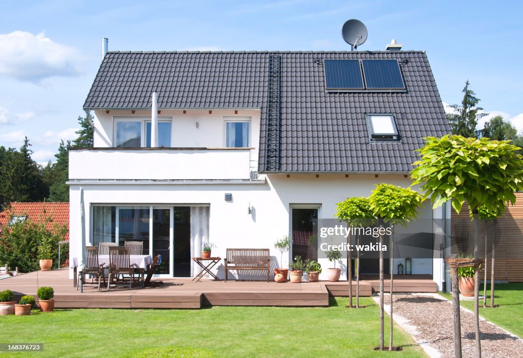 Neues Haus und Heim Blick vom Garten mit Wege-detainee