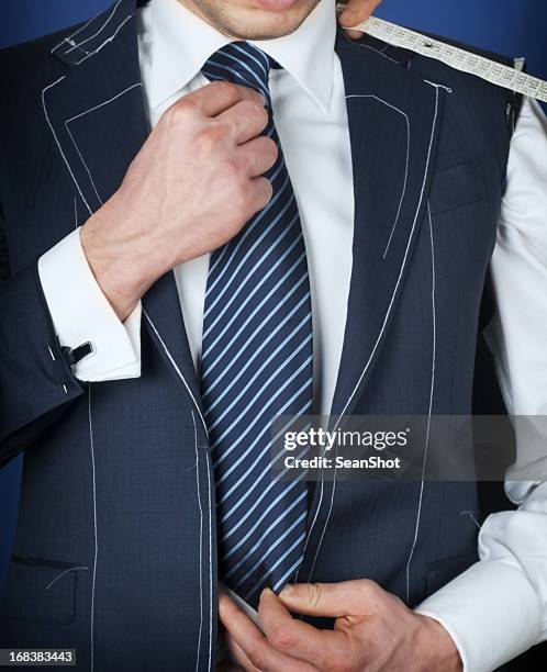 hombre usando un revestimiento negro, blanco, azul y corbata y traje a rayas. - custom tailored suit fotografías e imágenes de stock