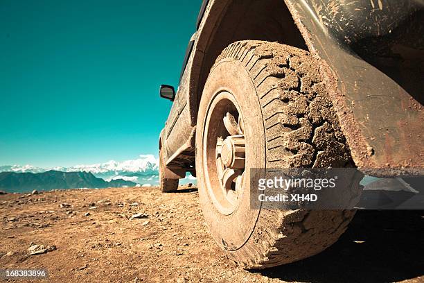 off-road vehicle - dirty car stockfoto's en -beelden