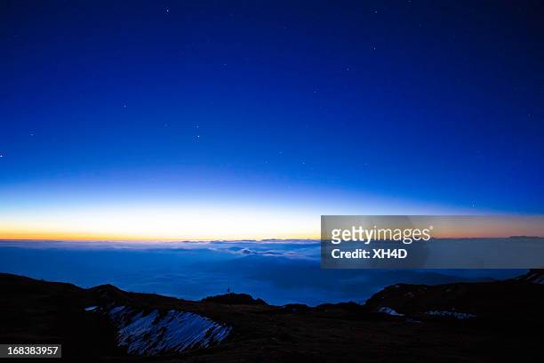 dawn - horizon over land stock pictures, royalty-free photos & images