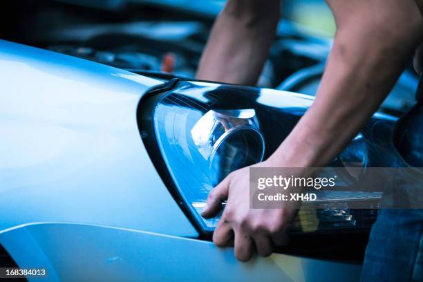 customized car headlight - reparatiewerkplaats stockfoto's en -beelden