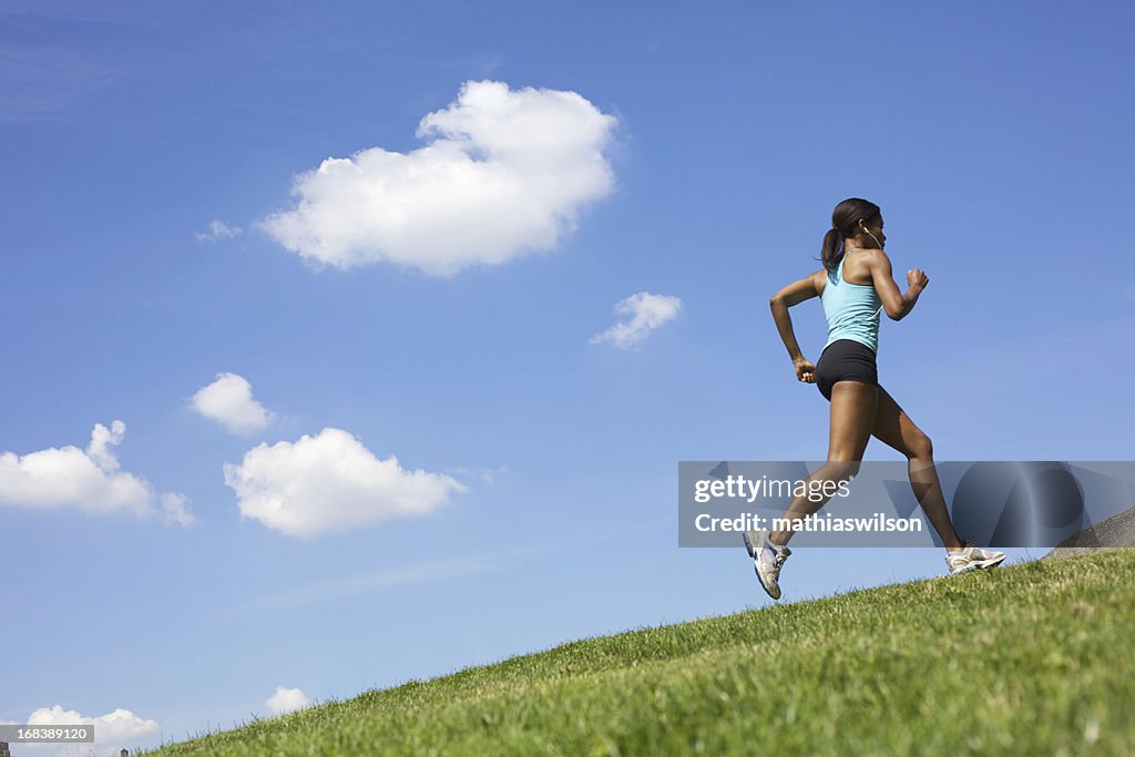 Fitness mulher correr ao ar livre