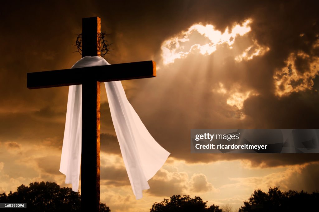 La iluminación dramática en Semana Santa Cruz cristiana, nubarrones descanso