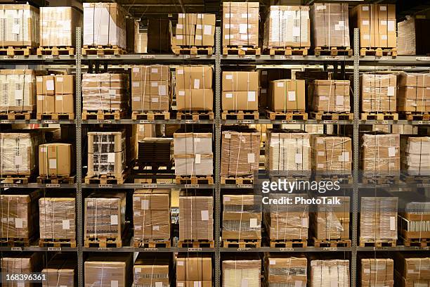 vorderansicht des warehouse und cargo-regal-xxxxxlarge - international shipping stock-fotos und bilder