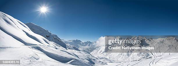 パノラマに広がる眺めをもつセントアントン時 arlberg スキー場 - チュルス ストックフォトと画像