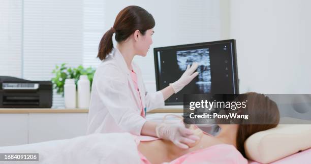 女性の乳房超音波検査 - 胸 ストックフォトと画像