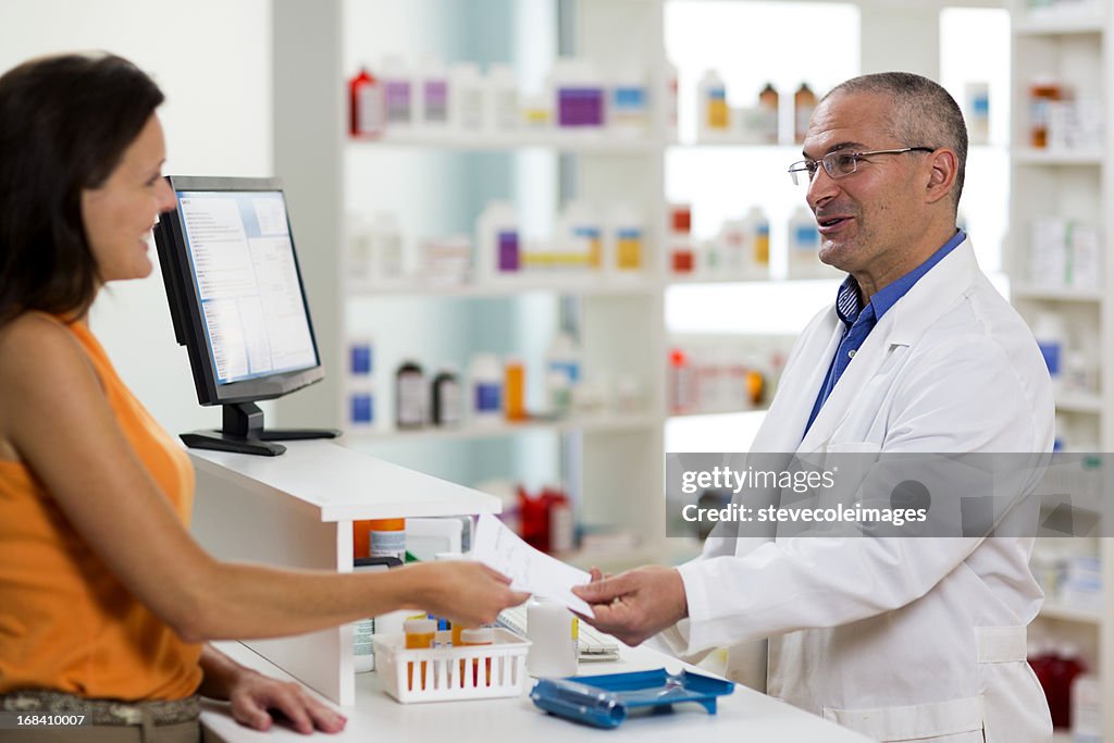 Druggist femme donnant une Prescription à pourvoir