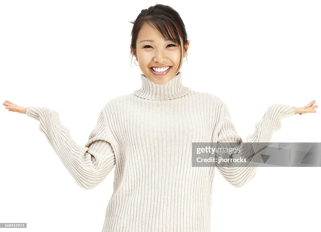 魅力的な若いアジア人の女性をすくめるグレイのセーター