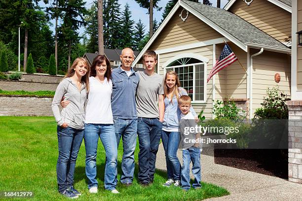 american family de seis en su hogar - family in front of home fotografías e imágenes de stock