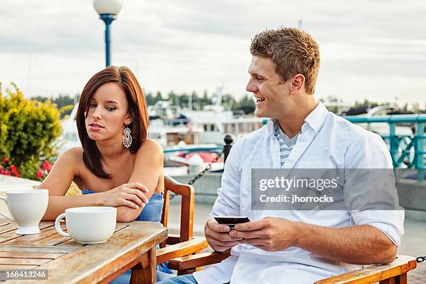 ärgerlich boyfriend-mit smart phone - couple ignore stock-fotos und bilder