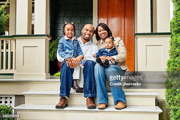 feliz familia en porche de entrada - family in front of home fotografías e imágenes de stock