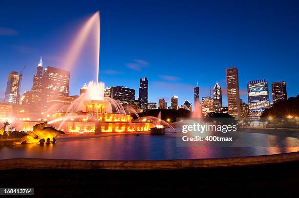 buckingham-brunnen in chicago - buckingham fountain chicago stock-fotos und bilder