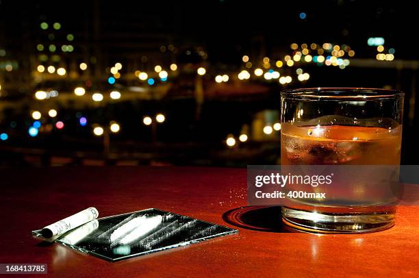 well drink and cocaine - drugs stockfoto's en -beelden