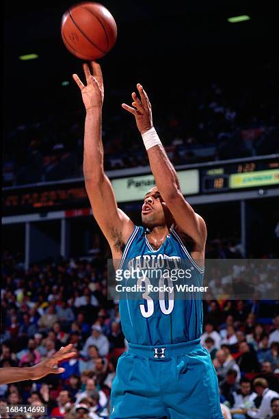 Dell Curry of the Charlotte Hornets shoots the ball against the Sacramento Kings during a game played on February 27, 1991 at Arco Arena in...