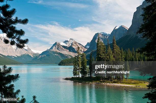 spirit island - lago maligne foto e immagini stock