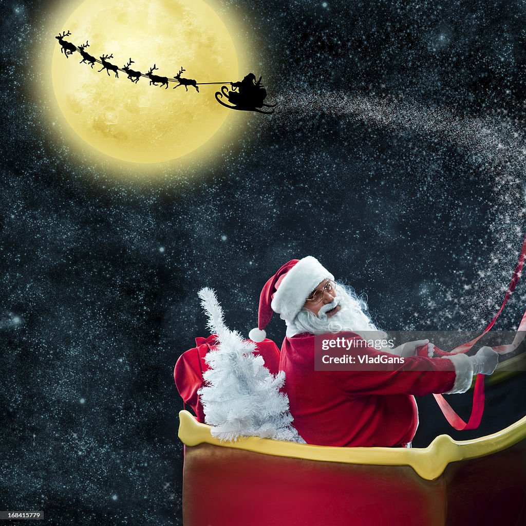 Santa Claus mit seinem deer Schlitten in the moon